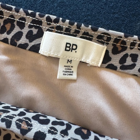 SUPER STYLISH FLATTERING Leopard Print Skirt- fully lined with slit and FUN hem! - Picture 2 of 10